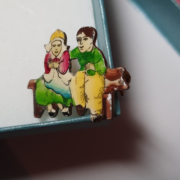 Vintage Dutch Couple on a Bench Scatter Pin - Picture 3 of 5
